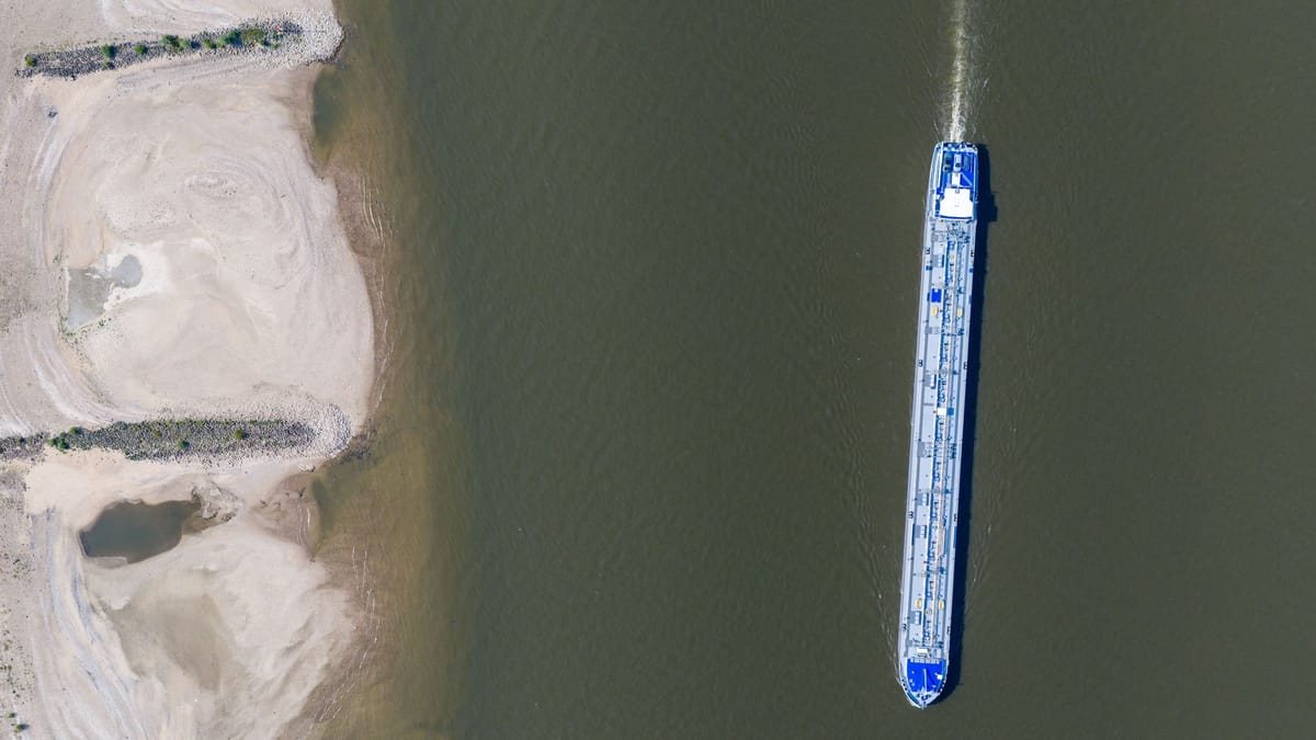 Niedrigwasser im Rhein: Grüne stützen Lkw-Ausnahme – Linke dagegen