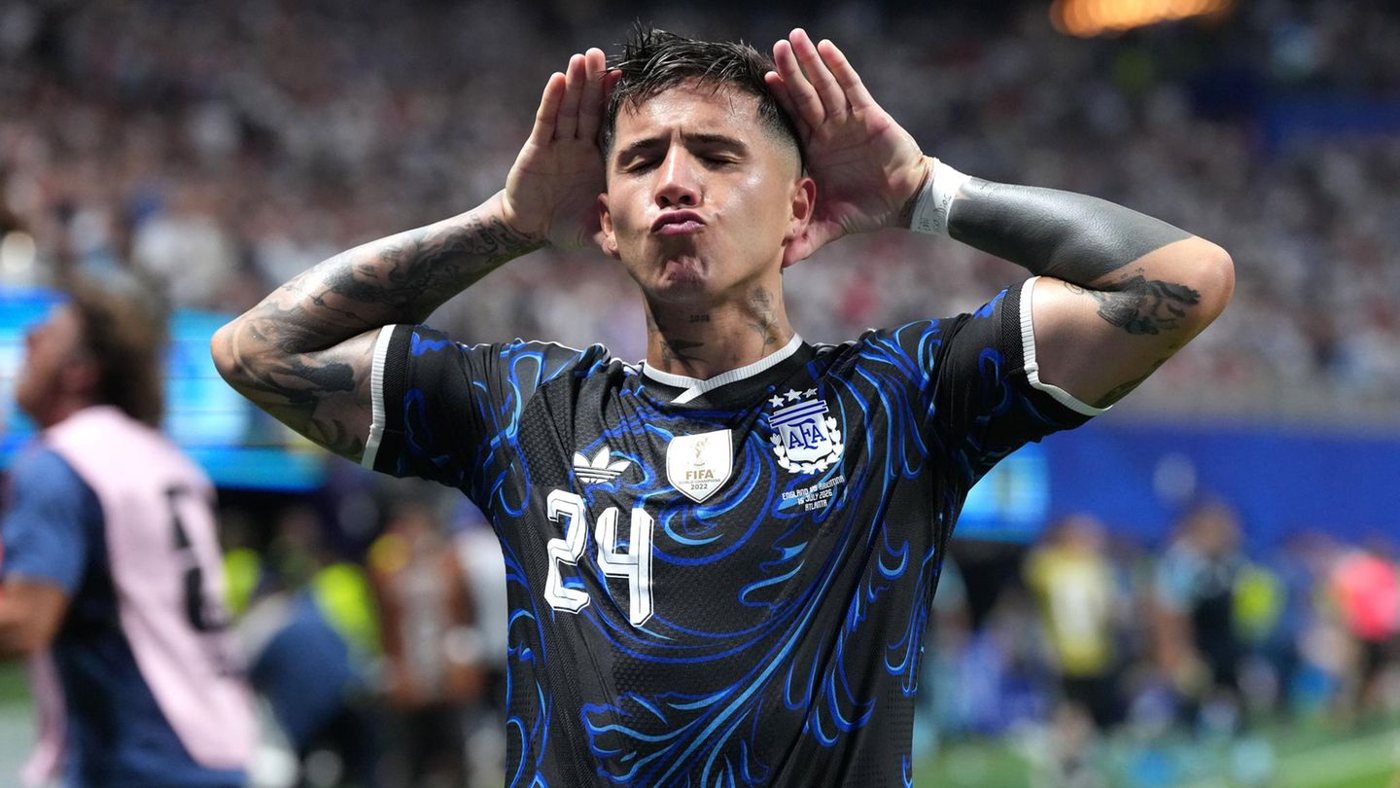 Argentinien schlägt England in der Nachspielzeit und steht im WM-Finale