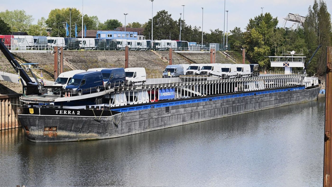 Frachtschiff nach Sandbank-Malheur wieder auf dem Rhein