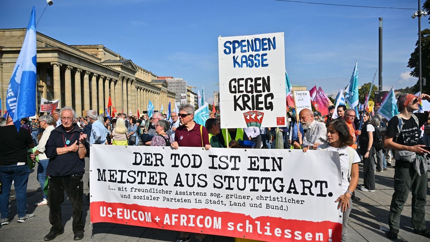 Tausende demonstrieren in Stuttgart gegen Aufrüstung und Wehrpflicht