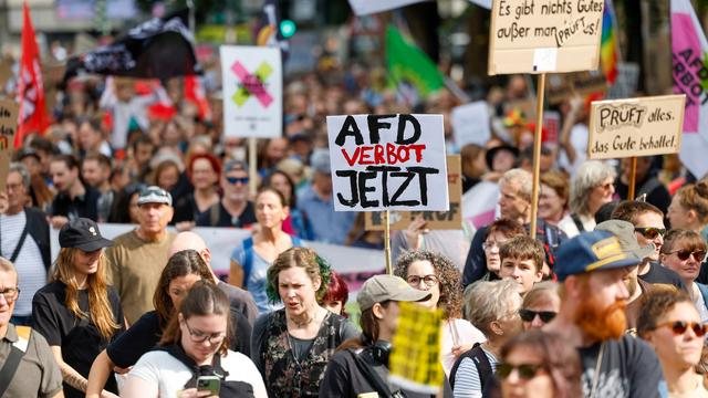 Zehntausende demonstrieren bundesweit gegen Rechtsextremismus