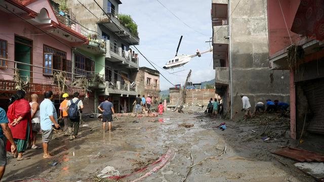 Mindestens acht Deutsche nach Sturzflut in Nepal und Tibet vermisst
