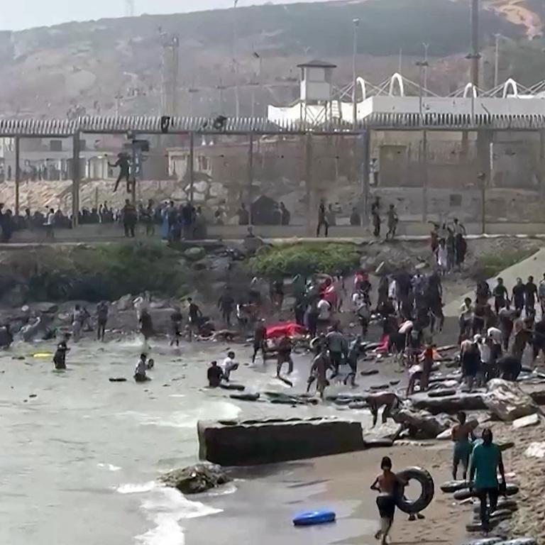 Spanien setzt Militär in Ceuta ein – Tausende Migranten in Exklave angekommen