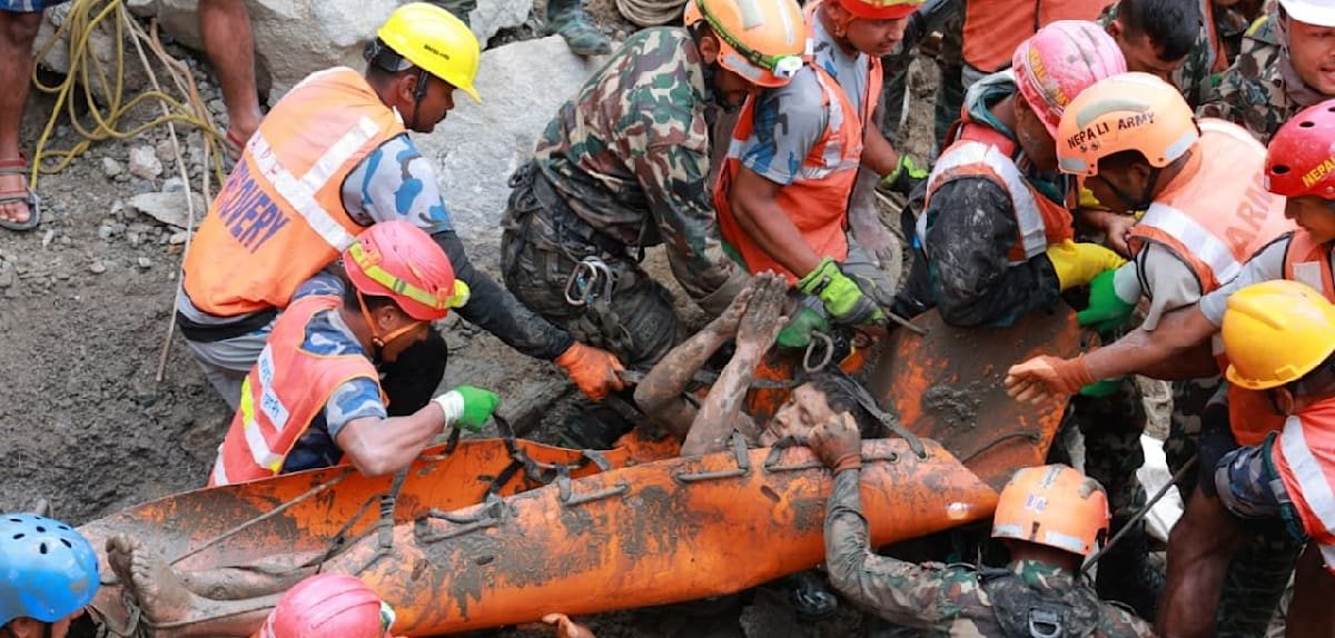 Zwei Arbeiter nach neun Tagen lebend aus Tunnel in Nepal gerettet