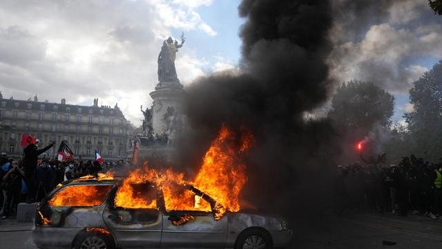Schwere Krawalle bei landesweiten Protesten in Frankreich