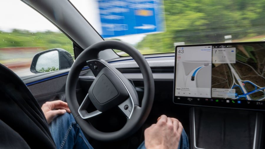 Tesla benennt Assistenzsystem in Europa in «Assisted Driving» um