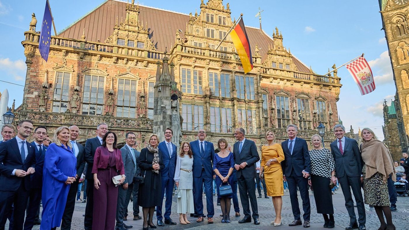 Merz zeigt sich beim Bürgerfest in Bremen volksnah