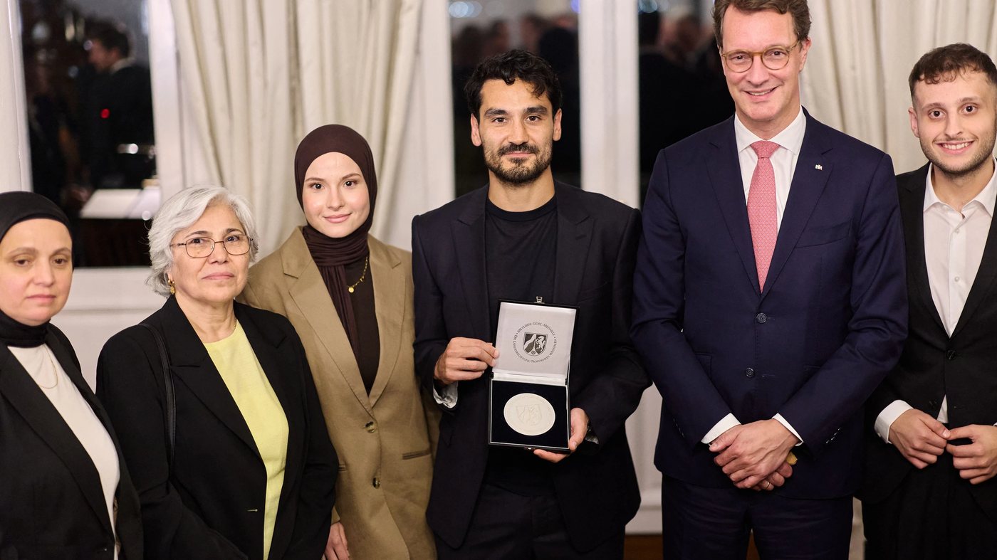 Wüst zeichnet Gündogan mit Mevlüde-Genç-Medaille aus