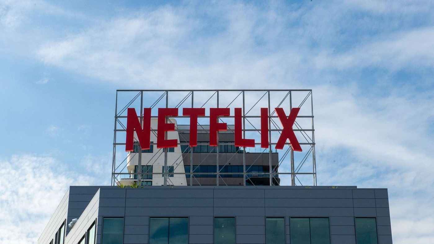 Netflix setzt bei Hunderten Titeln auf KI-generierte Menschenmengen