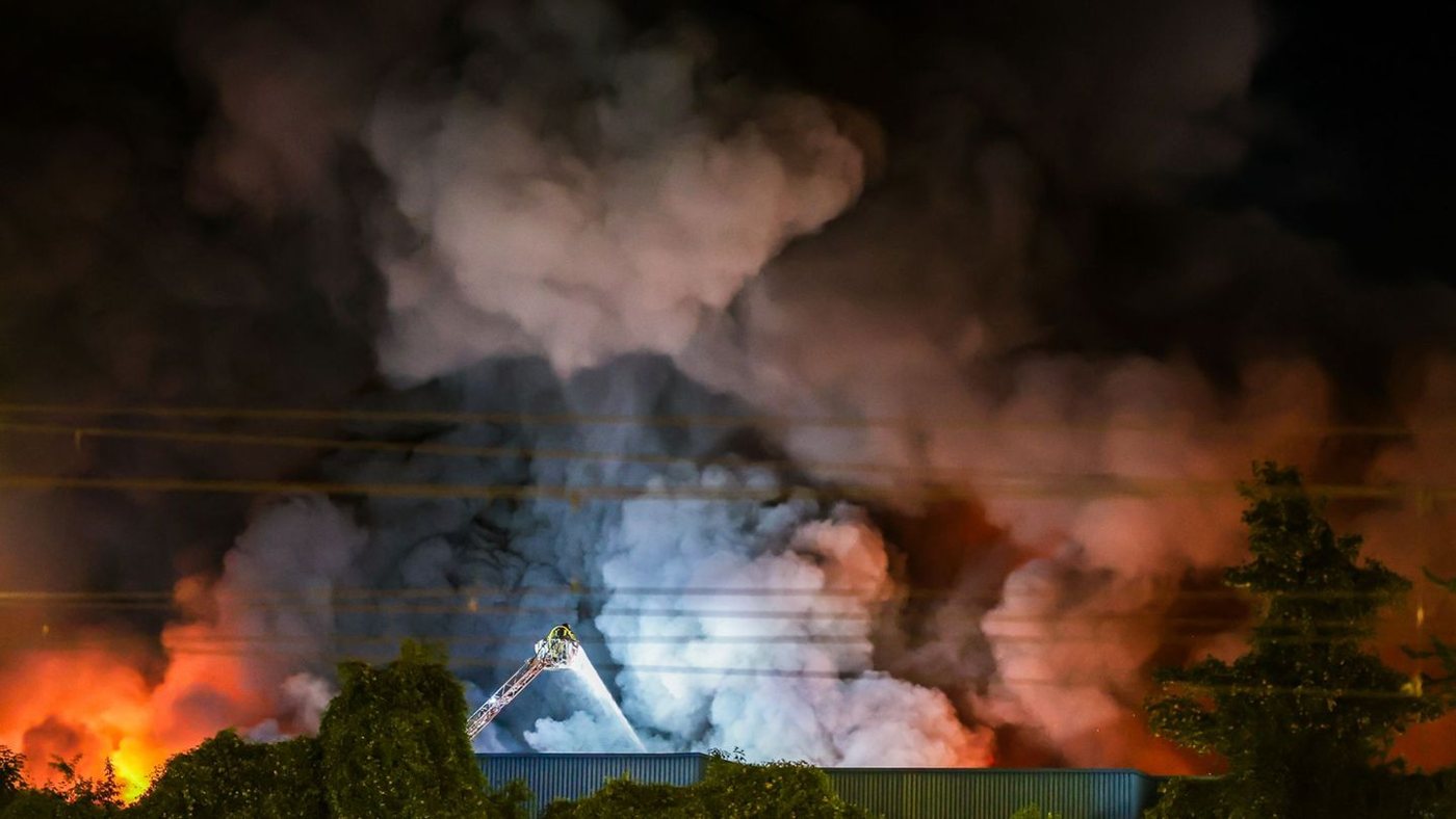 Großbrand auf Stuttgarter Großmarkt: Mehr als 150 Feuerwehrleute im Einsatz