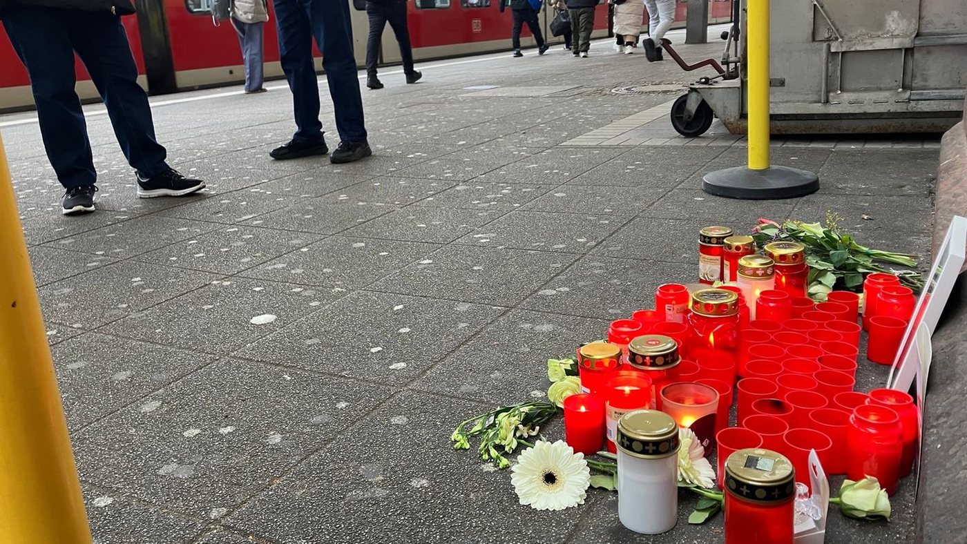 Getöteter Zugbegleiter Serkan Calar erhält Gedenktafel in Mannheim
