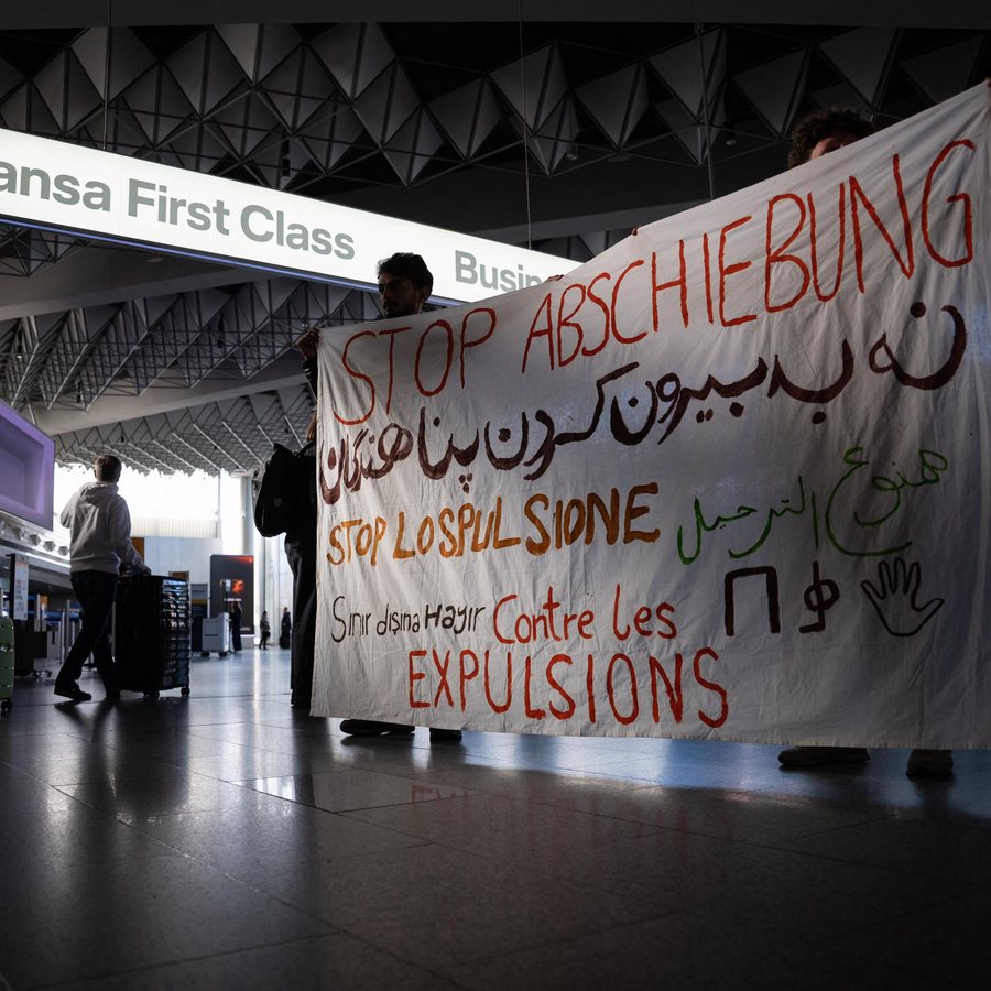 Hunderte protestieren an Flughäfen gegen Abschiebungen