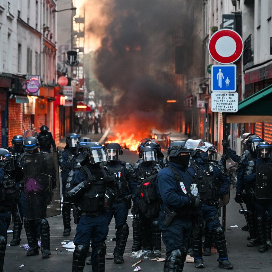 Erneut Ausschreitungen in Paris – Macron kündigt unnachgiebige Antwort an