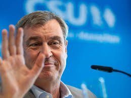 Markus Söder bei Veranstaltung am Chiemsee mit Tomate beworfen