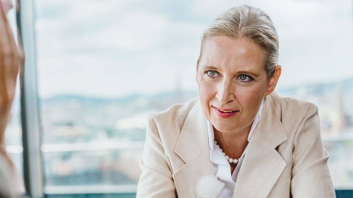 Weidel nennt Regierungspolitiker „Flachzangen“ und kündigt Euro-Austritt an